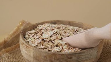 Tarafsız bej arka plan fotokopi alanında çiğ yulaf lapası. Tam hecelenmiş tahıl türü. Yüksek proteinli lif zengini vejetaryen gıda bileşeni. Glütensiz süper yiyecek sağlıklı beslenme