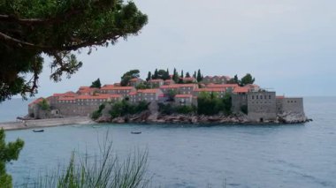Sveti Stefan 'ın Budva yakınlarındaki Karadağ' daki özel adası. Adriyatik Denizi kıyısı seyahat tatil gezisi fikri. Turizm deneyimlerinden kaçma kavramı. Doğa güdümlü manzara. Gezgin şehvet titreşimleri.