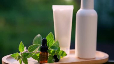 Böcek savar böcek ilacı böcekleri ve sivrisinekleri öldürmek için açık hava cilt kremi ve beyaz sprey şişesi. Dermatolojik bitkisel cilt bakımı. Sürdürülebilir cilt sağlığı