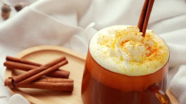 Tarçın çubukları ekliyorum. Balkabağı, baharatlı latte sabah kahvesi. Cadılar Bayramı için sonbahar içkileri Şükran Günü Tatil içeceği Sonbahar baharatlı tarçın aromalı sıcak mevsimlik sıcak içecekler