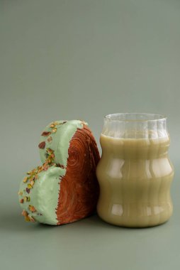 Lezzetli ve canlı kalp şeklinde kruvasan iksiriyle besin zengini kibrit içeceği. Renkli kremalı fındık dolu. Şablon kopyalama alanı oluşturun. Gıda deneyleri viral