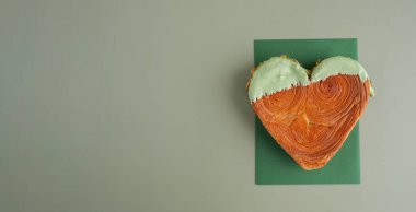 Üstü Matcha Green Tea aromalı Ganache aromalı taze kruvasan. Eşsiz kalp şekilli fırın. Puf böreği, bayram aşkı hediyesi Sevgililer Günü hediyesi. Boşluğu kopyala 