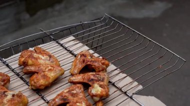 Barbeküde ızgara ızgarada kızarmış tavuk. Baharat taze ızgara tavuk kanatlarına dökülüyor. Yaz partisi yemekleri. Barbekü Sulu ızgara ızgarada kızarmış tavuk budu. 