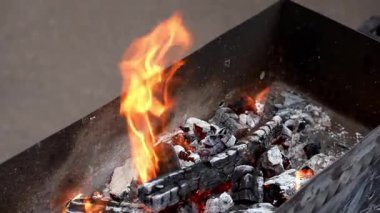 Boş ızgara alevleri ve kıvılcımları yavaş çekimde yakın çekim yapın. Açık havada yemek pişirme kavramı. Izgara füme yemek. 