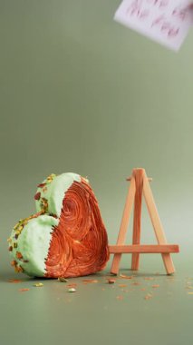 Sevgi, kâğıt üzerinde yazan anahtardır. Sabah kartı Sevgililer Günü hediyesi. Yeşil arka planda, üzerinde fotokopi alanı olan Antep fıstıklı kruvasan. Puf puf yeni moda tatlı pastanesi. Kremalı.