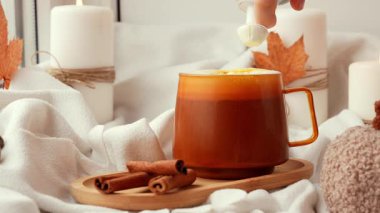 Krem şanti, krema ve tarçınlı kakao kahvesi Şükran Günü ve Hello Fall Cadılar Bayramı konsepti ekliyorum. Pencere kenarındaki rahat evde sonbahar tatilini kutluyoruz.