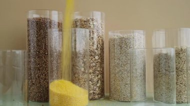 Çiğ tahıl lapası ile yenilenebilir cam kavanoz. Çevre dostu yaşam biçimini kopyala. Yeniden kullanılabilir konteynır dolduruluyor. Hecelenen tahıl türü. Yüksek proteinli lif zengini vejetaryen besin