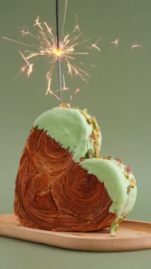 Yanan mum kıvılcımını durdurun. Alternatif doğum günü pastası. Üstü Matcha Green Tea aromalı taze kruvasan. Eşsiz kalp şekilli fırın. Puf puf böreği bayram aşkı