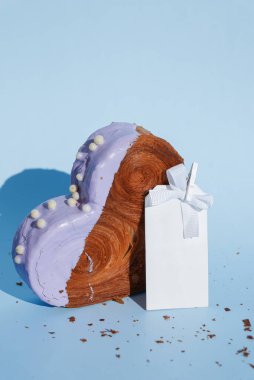 Boş kağıt kart şablonu, mavi arkaplanlı ve fotokopi alanı olan Kalp şeklinde yaban mersini aromalı kruvasan. Puf puf yeni moda tatlı pastanesi. Kremalı hamur deneyi 