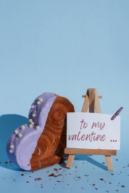 VALENTINE 'ıma. Tebrik kartımın üstünde renkli Ganache aromalı taze kruvasan yazıyor. Eşsiz kalp şekilli fırın. Puf puf böreği, tatil aşkı hediyesi, fikir, Valentine.