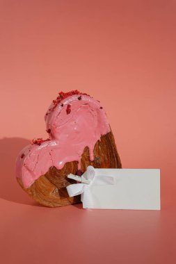 Şablon kağıdı. Kalp şeklinde çilekli kruvasan. Pembe arka planda. Puf puf yeni moda tatlı pastanesi. Kremalı hamur deneyi 