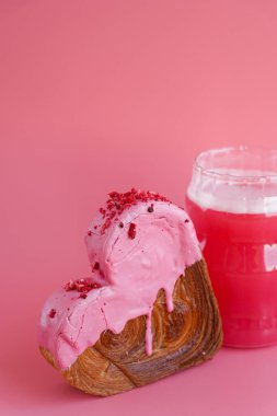 Pembe içecek Matcha içecek ejderha meyve tozu süper yiyecek tebrik kartı üzerine renkli Ganache aromalı taze kruvasan. Eşsiz kalp şekilli fırın. Puf böreği bayram aşk hediyesi.