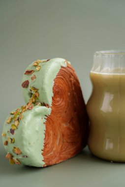Matcha Green Tea aromalı Ganache ile kapuçino, latte, enfes taze kruvasan için. Eşsiz kalp şekilli fırın. Puf puf böreği bayram aşkı hediyesi hediye fikri Sevgililer Günü