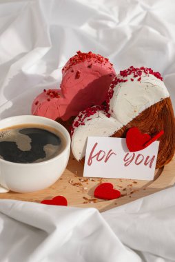 Sabah kahvaltısı, sevgililer günü kahvaltısı, renkli Ganache aromalı taze kruvasanlar. Eşsiz kalp şekilli fırın