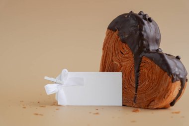 Boş kâğıt örneği, Noel kartı, renkli kremalı kruvasan kutlaması için boş bir örnek. Gıda deneyleri viral tatlı yaratıcı