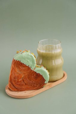 Lezzetli ve canlı kalp şeklinde kruvasan iksiriyle besin zengini kibrit içeceği. Renkli kremalı fındık dolu. Şablon kopyalama alanı oluşturun. Gıda deneyleri viral