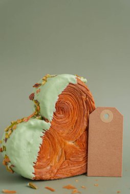 Boş kâğıt şablon Matcha Green Tea aromalı Ganache ile süslenmiş lezzetli taze kruvasan maketi. Eşsiz kalp şekilli fırın. Puf puf böreği, bayram aşkı hediyesi. Sevgililer Günü fikri.