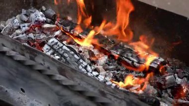 Boş ızgara alevleri ve kıvılcımları yavaş çekimde yakın çekim yapın. Açık havada yemek pişirme kavramı. Izgara füme yemek. 
