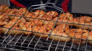 Barbeküde ızgara ızgarada kızarmış tavuk. Baharat taze ızgara tavuk kanatlarına dökülüyor. Yaz partisi yemekleri. Barbekü Sulu ızgara ızgarada kızarmış tavuk budu. 