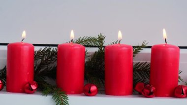 Dört Advent kırmızı mum yanıyor, köknar dalları ve Noel 'de pencere kenarında sıfır atık süslemesi. Tatil hazırlığı. Noel 'in yeni yıl gelenekleri kış tatili mum ışığı geri sayımı