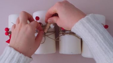 El yapımı Noel geri sayımı için dört haftalık takvim. Tatil hazırlığı, yaratıcı dekorasyon ustası sınıfı. Etkin aktiviteler sürdürülebilir sorumlu tatil hediyesi atölyesi