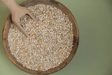 Yeşil arka planda iyi bir arpa kopyalama alanı. Tam hecelenmiş tahıl türü. Yüksek proteinli lif zengini vejetaryen gıda bileşeni. Glütensiz süper yiyecek sağlıklı beslenme alternatifi