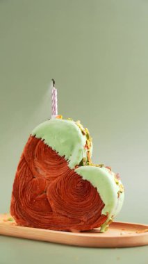 Yanan mum bayramı kutlamaları. Doğum günü kutlamaları. Lezzetli ve canlı kalp şeklinde kruvasan ikram. Şablon kopyasına uydur