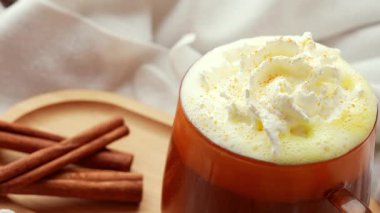 Tarçınlı baharat, mevsimlik kakao kahvesi kremalı ve tarçınlı Şükran Günü çubukları ve Hello Fall Cadılar Bayramı konsepti eklemek. Pencere kenarındaki rahat evde sonbahar tatilini kutluyoruz.