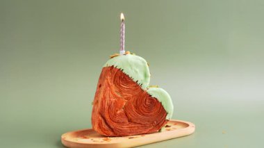 Matcha Green Tea aromalı Ganache 'li leziz taze kruvasan. Eşsiz kalp şekilli fırın. Puf puf böreği bayram aşkı hediyesi hediye fikri