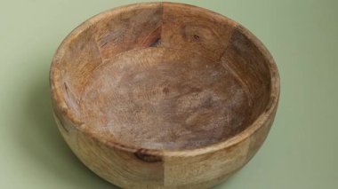 Tarafsız bej arka planda güzel bir arpa. Tam hecelenmiş tahıl türü. Yüksek proteinli lif zengini vejetaryen gıda bileşeni. Glütensiz süper yiyecekler sağlıklı beslenme alternatifleri