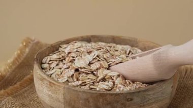 Çiğ yulaf lapası, glüten ve mısır gevreği. Sağlık sigortası. Alternatif hecelenen tahıl bileşeni kavramı. Vejetaryen diyet tarifleri. Bitkisel yaşam tarzı. Boşluğu kopyala Protein zengini yemek 