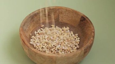 Çiğ inci arpa lapası glüten ücretsiz tahıl gevreği. Sağlık sigortası. Alternatif hecelenen tahıl bileşeni kavramı. Vejetaryen diyet tarifleri. Bitkisel yaşam tarzı. Boşluğu kopyala Protein zengini yemek 