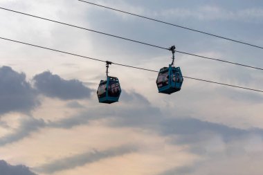 Mexico City 'de arka planda gökyüzü olan iki kablo ya da teleferik kulübesi.