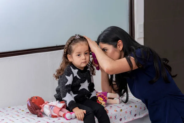 Doktor Küçük Bir Kızın Kulağını Otoskopla Muayene Ediyor Stok Resim