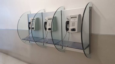 Bir alışveriş merkezinin duvarına monte edilmiş eski telefon kartları.