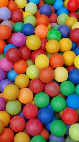 Pionowy Obraz Basenu Kolorowych Piłek Dla Dzieci Zabawy — Zdjęcie stockowe