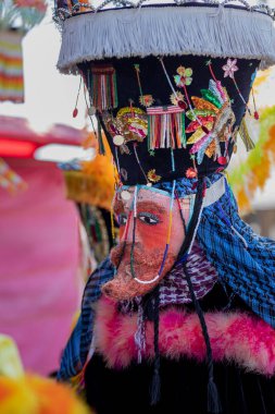 Chinelo şapkasıyla Meksika 'da bir festivalde dans ediyor.