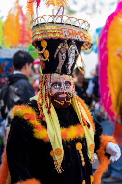 Meksika 'da bir karnavalda dans eden iri yarı bir çingene.