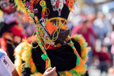 Meksika Eyaleti karnavalında dans eden bir çinlinin maskesine yaklaşın.