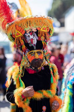 Meksika 'da bir karnavalda dans eden neşeli bir çingene.