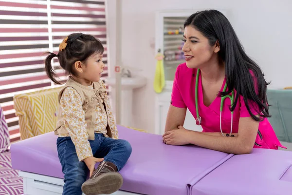 Μια Νεαρή Γυναίκα Παιδίατρος Μιλάει Ένα Κοριτσάκι Στο Ιατρείο Της — Φωτογραφία Αρχείου