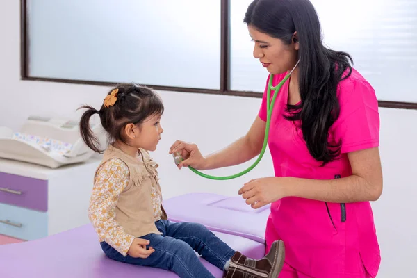 Pediatr Kontroluje Dívku Stetoskopem Stole Její Ordinaci — Stock fotografie