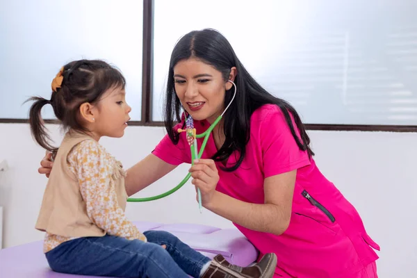 Pediatra Haciendo Una Prueba Respiración Una Niña Consultorio Médico — Foto de Stock