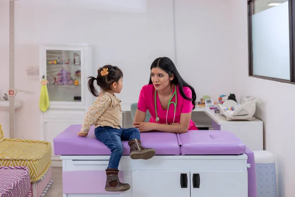 Joven Pediatra Hablando Con Una Niña Consultorio Médico Mientras Hace — Foto de Stock