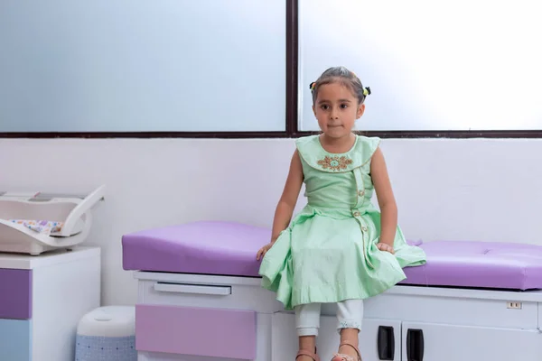 Fată Așezată Masă Biroul Medicilor Așteptând Fie Examinată Pediatrul Imagini stoc fără drepturi de autor