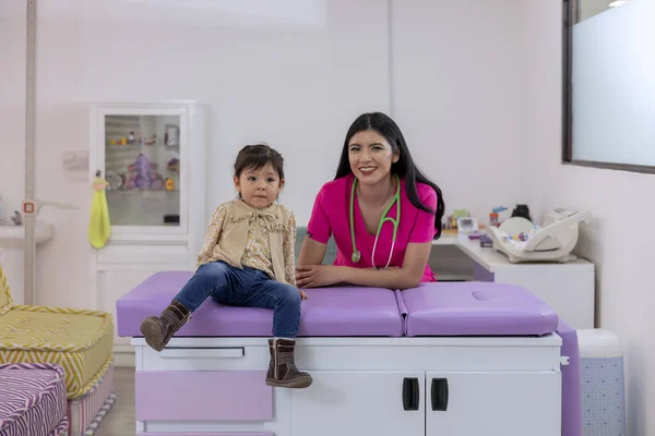Retrato Pediatra Una Niña Sobre Mesa Consultorio Médico Mirando Cámara — Foto de Stock