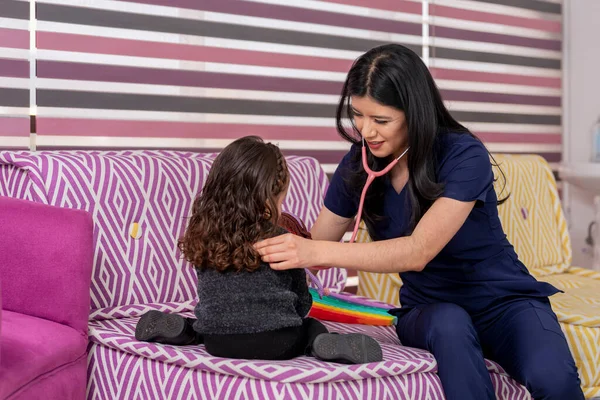 Pediatr Který Poslouchá Dětské Plíce Stetoskopem Své Ordinaci — Stock fotografie