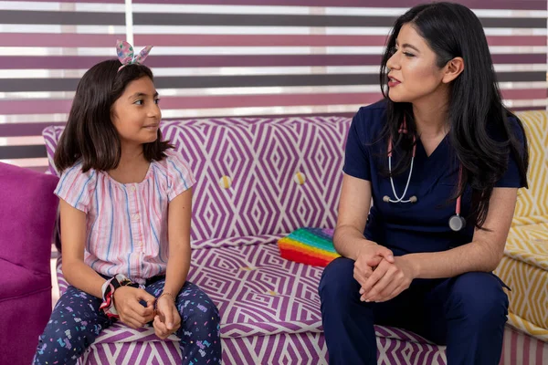 Chica Charlando Con Pediatra Mientras Está Sentada Una Silla Oficina — Foto de Stock