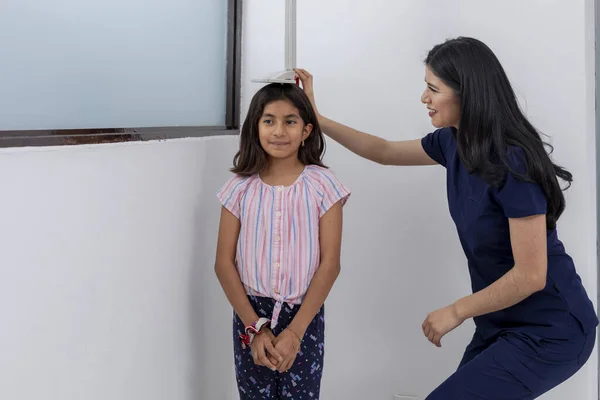 彼女の医務室で女の子の高さを恐れている医者のクローズアップ — ストック写真