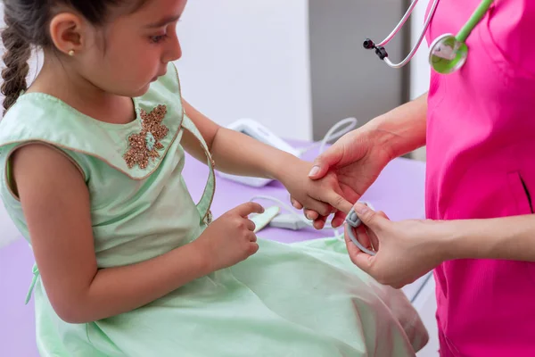 診療所で脈拍をとる少女の手へのアプローチ — ストック写真